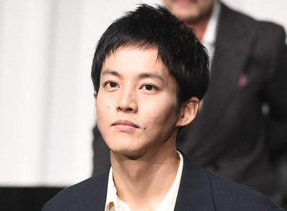 松坂桃李 結婚させてもらいました 戸田恵梨香との結婚を照れ笑顔で報告 デイリースポーツ Gree ニュース